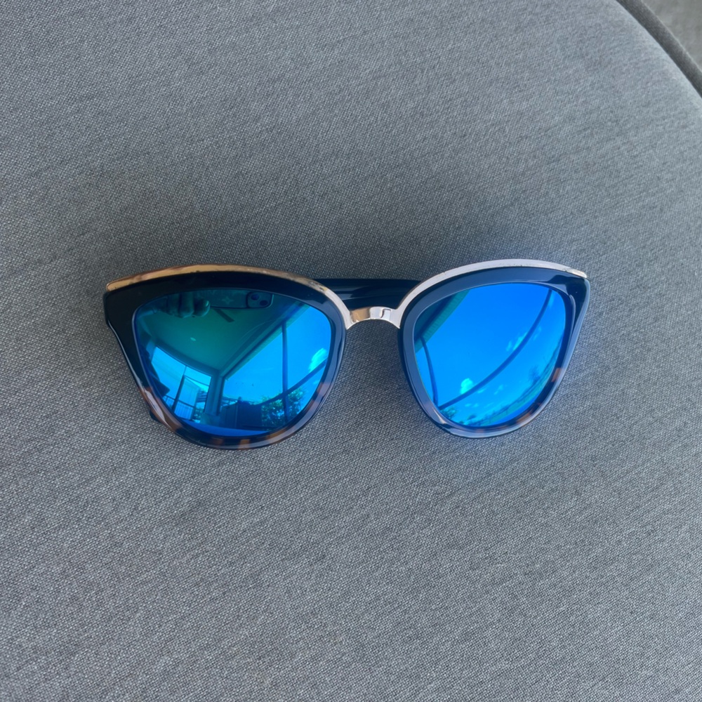 DIFF eyeware Polarized Mirrored Blue lenses with tortoise and Gold